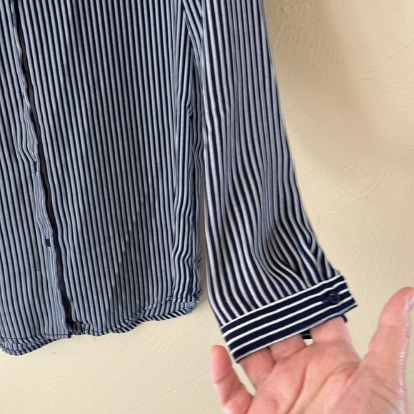 H & M Button-down Blouse V-neck Long Sleeves Size 6 Navy With White Stripes - Picture 5 of 13